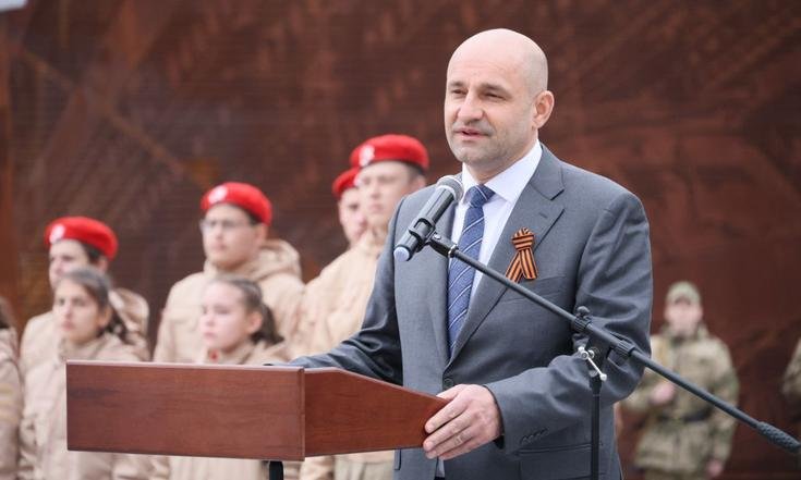 Возложение цветов к стеле «Город трудовой доблести» в Екатеринбурге