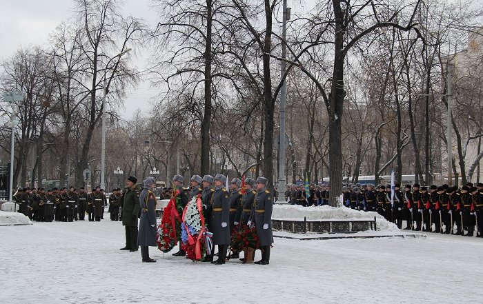 Торжественная церемония возложения венков к памятнику маршалу Советского Союза Жукову, посвященная Дню защитника Отечества