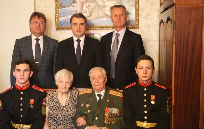 Помощник полпреда Сергей Морев поздравил ветерана Великой Отечественной войны, Героя Советского Союза Николая Михайловича Григорьева с Юбилеем