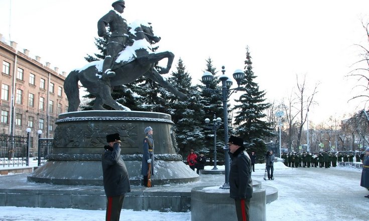Возложение цветов к памятнику Жукову