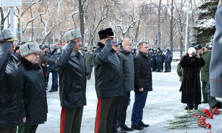 Возложение цветов к памятнику Жукову