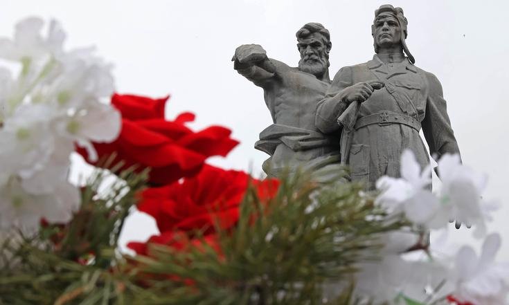 Владимир Якушев возложил цветы к памятнику воинам Уральского добровольческого танкового корпуса