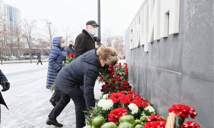 Церемония возложения цветов к мемориалу первого Президента России Бориса Ельцина