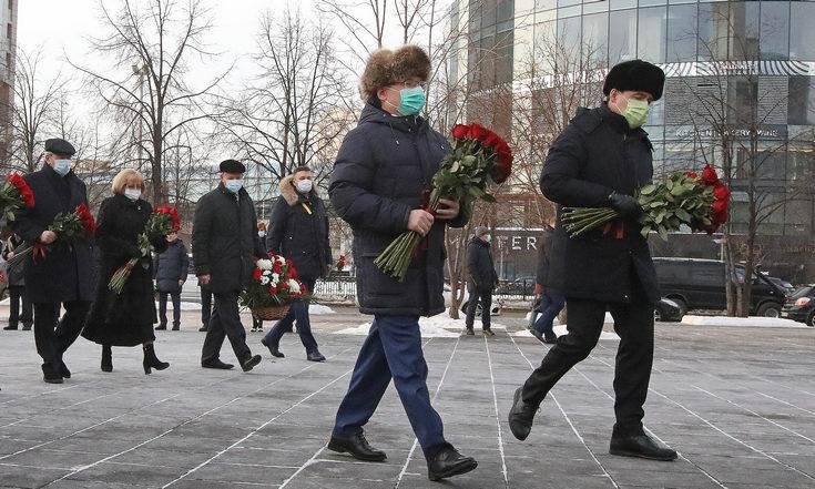 Церемониия возложения цветов к мемориалу первого Президента России Бориса Ельцина