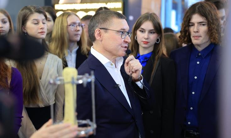 Владимир Якушев провёл авторскую экскурсию по стендам УрФО на выставке «Россия»