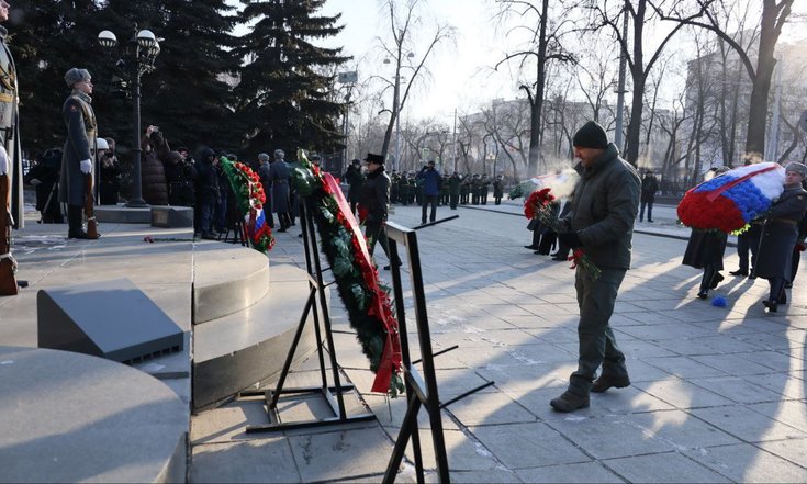 Возложение цветов к памятнику Жукову