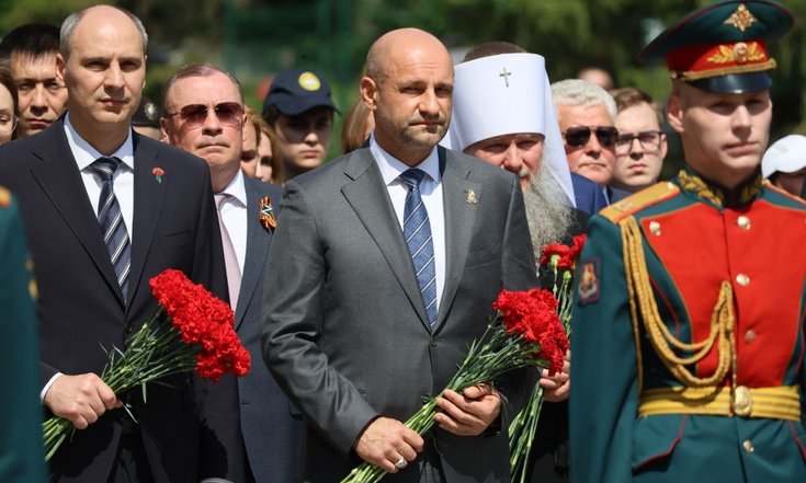 Церемония возложения цветов на Широкореченском мемориале