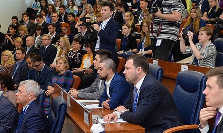 Игорь Холманских принял участие в открытии Х юбилейного Всероссийского съезда молодёжных правительств России