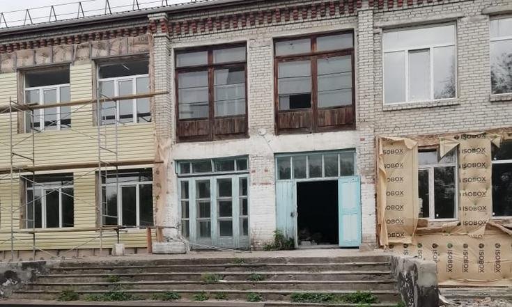 Помощник полпреда Анна Ленская в целях контроля за проведением капитального ремонта посетила Введенскую среднюю общеобразовательную школу № 1 имени Огненного Выпуска 1941 года
