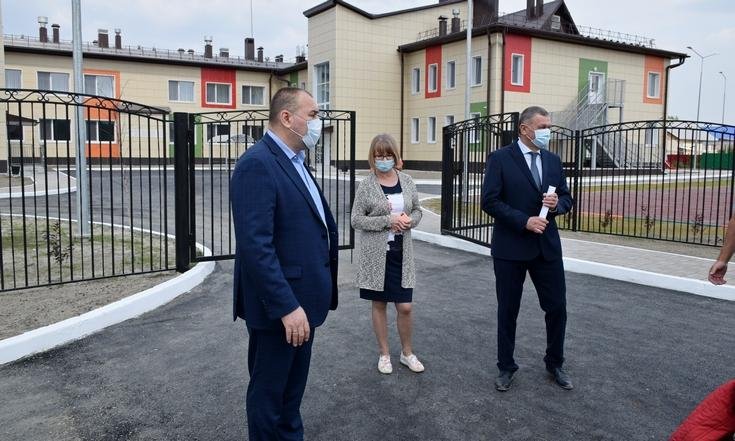 ГФИ по ХМАО проверил ход строительства детского сада в Югорске