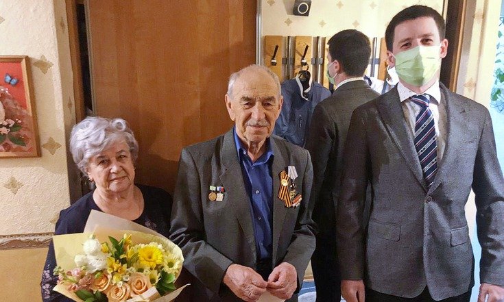 Помощник полпреда Евгений Гурарий вручил юбилейную медаль «75 лет Победы в Великой Отечественной войне 1941-1945 годов» жителю блокадного Ленинграда