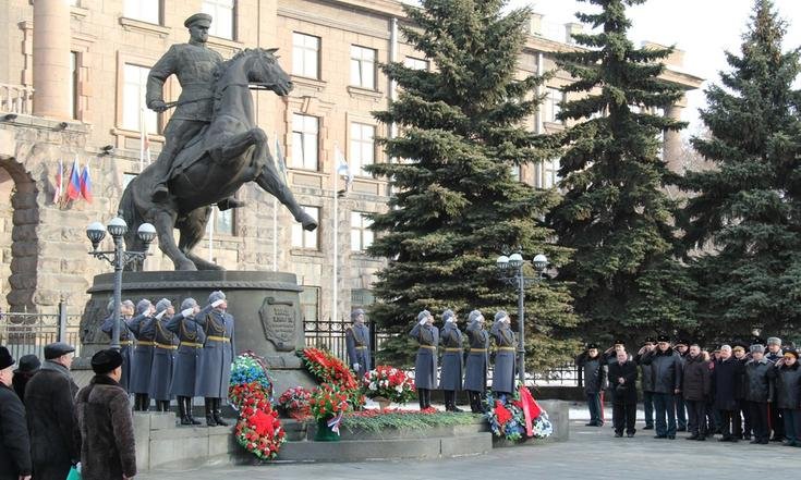 Церемония возложения венков к памятнику Маршалу Советского Союза Георгию Константиновичу Жукову