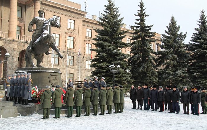 Торжественная церемония возложения венков к памятнику маршалу Советского Союза Жукову, посвященная Дню защитника Отечества
