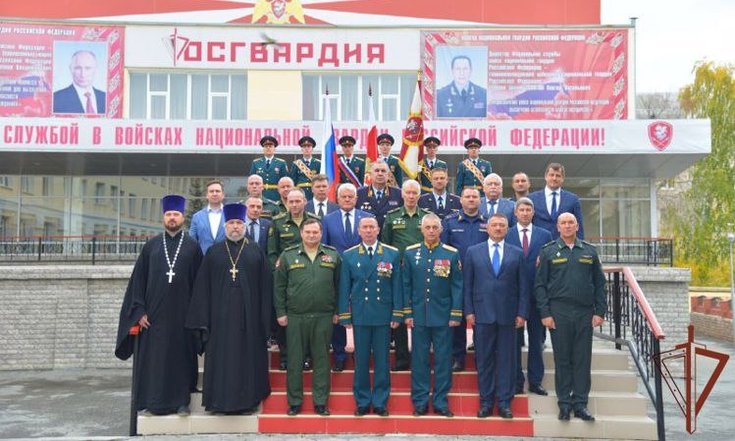 Вручение личного штандарта командующего Уральским округом войск национальной гвардии России Владимиру Спиридонову