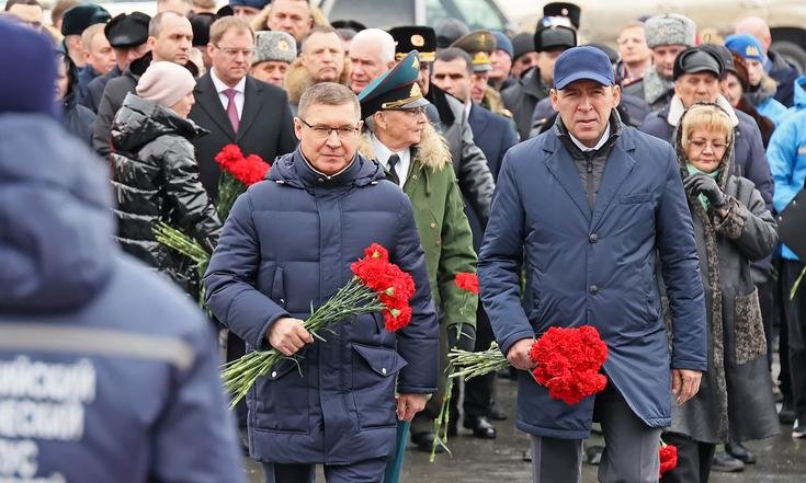 Владимир Якушев возложил цветы к памятнику воинам Уральского добровольческого танкового корпуса