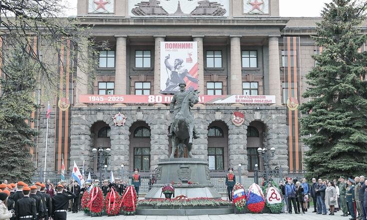 Церемония возложения цветов к памятнику Маршалу Советского Союза Георгию Жукову