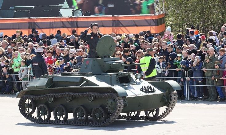 Торжественное шествие военно-исторической техники времён Великой Отечественной войны в городе Верхняя Пышма (Свердловская область)