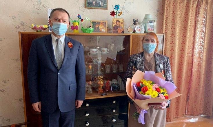 Заместитель полпреда Виктор Дубенецкий вручил юбилейные медали «75 лет Победы в Великой Отечественной войне 1941-1945 г.г.» жителям г.Екатеринбурга