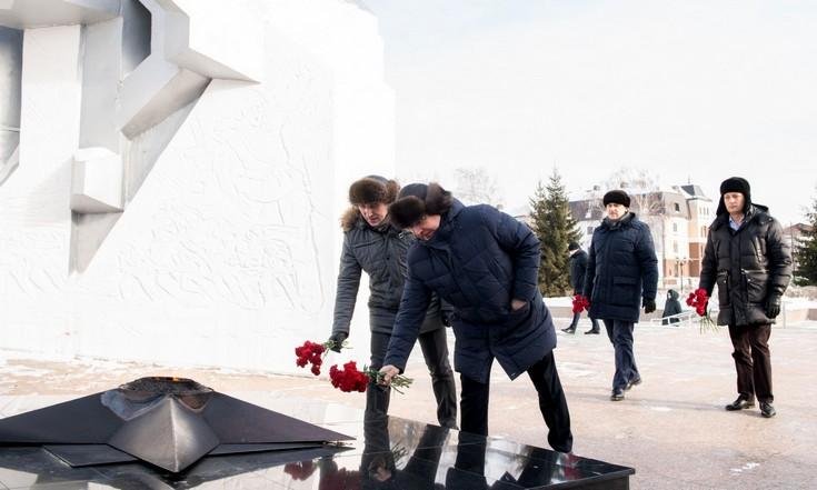 Владимир Якушев возложил цветы к скульптурно-мемориальному комплексу «Тоболяков бессмертный полк»