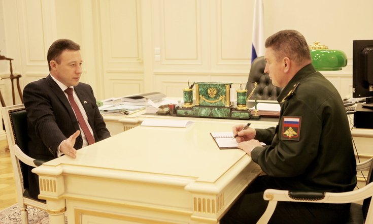 Игорь Холманских провел рабочую встречу с командующим войсками Центрального военного округа Александром Лапиным