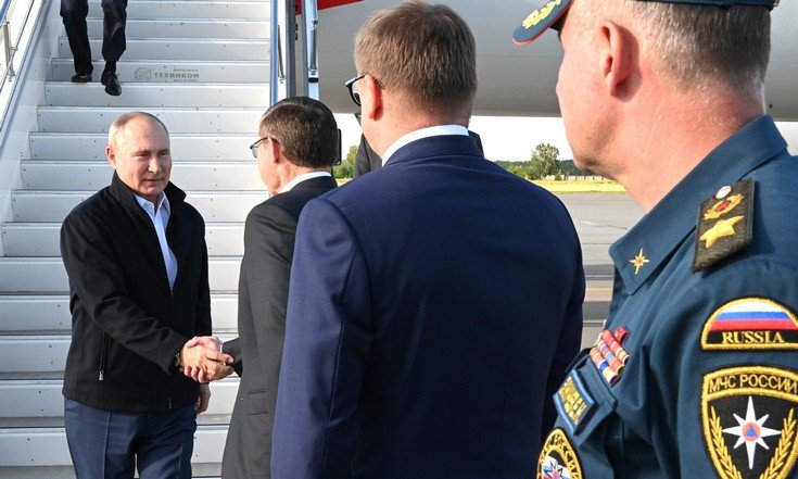 Президент Российской Федерации Владимир Путин с рабочей поездкой прибыл в Уральский федеральный округ