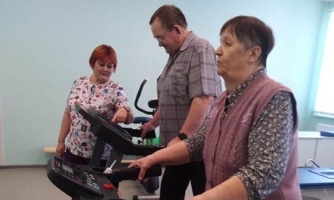 Пожилые люди, проживающие в геронтологическом центре «Спутник», получили в подарок беговые дорожки