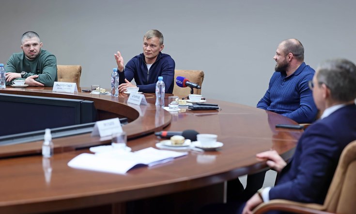 Владимир Якушев встретился с участниками «Игр будущего» от УрФО