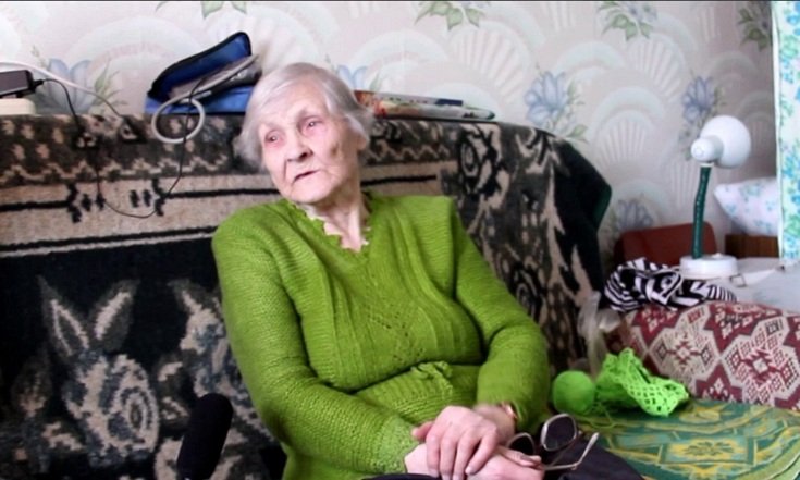 Бабушка из Аромашевского района связала вещи для жителей Донбасса и написала письмо поддержки