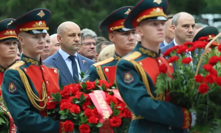 Возложение цветов к Вечному огню на Широкореченском мемориале в 85-ю годовщину начала Великой Отечественной войны
