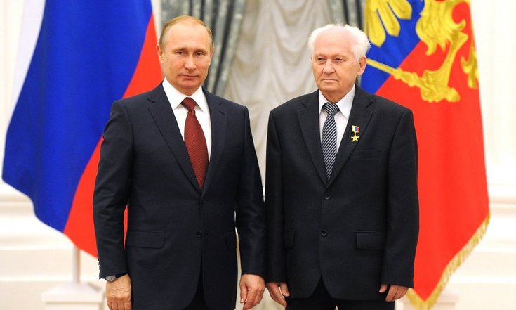 Вручение медалей «Герой Труда Российской Федерации». Звание Героя труда присвоено генеральному директору, генеральному конструктору Опытного конструкторского бюро «Новатор» Павлу Камневу.