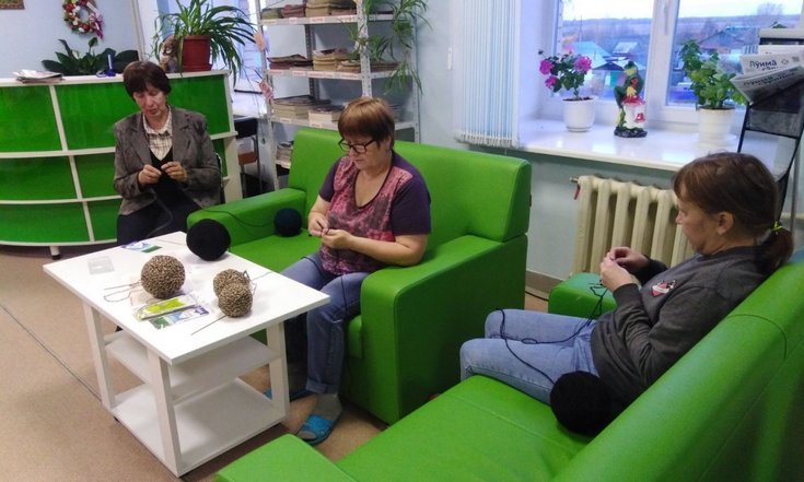Жители Ханты-Мансийского района вяжут для российских военнослужащих носки, снуды и жилетки