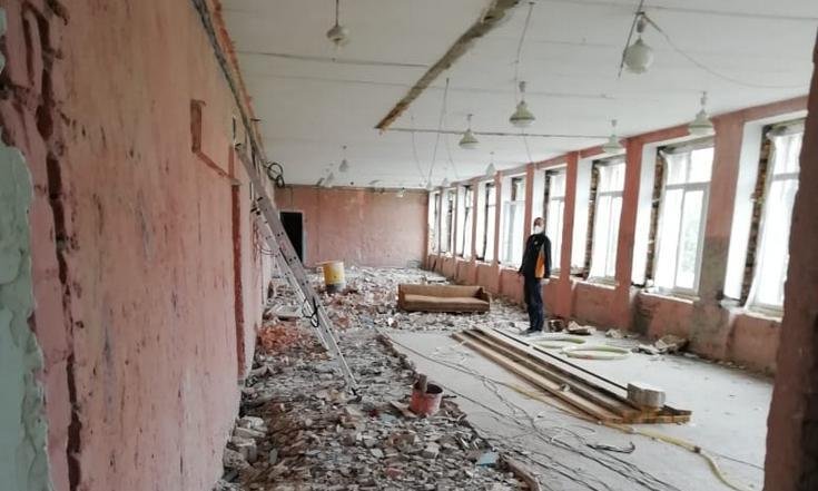 Помощник полпреда Анна Ленская в целях контроля за проведением капитального ремонта посетила Введенскую среднюю общеобразовательную школу № 1 имени Огненного Выпуска 1941 года