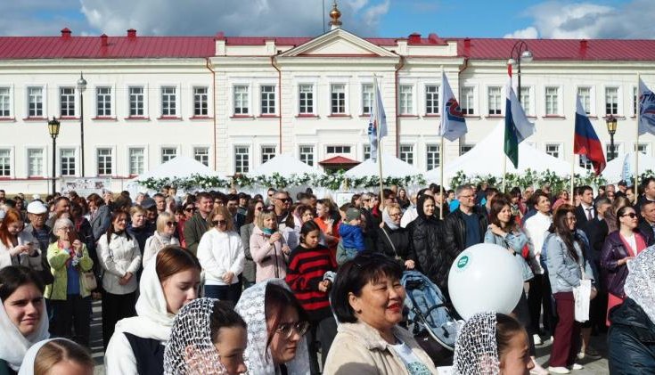 В Тобольске прошла благотворительная акция "Белый цветок" в поддержку участников СВО