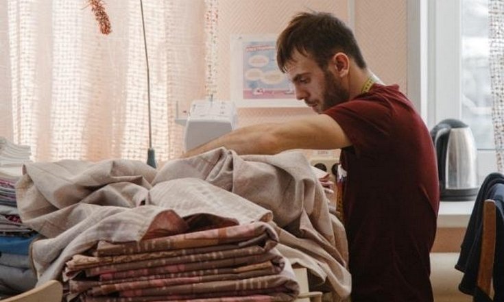 В инклюзивных мастерских Среднего Урала шьют постельное белье, тапочки и варежки для многодетных семей и беженцев