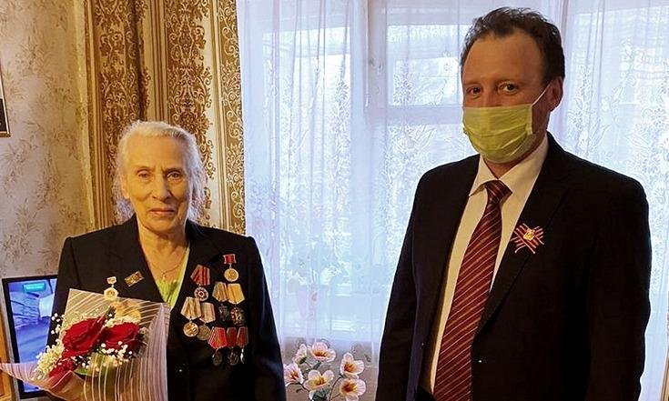 Заместитель полпреда Борис Кириллов вручил юбилейные медали «75 лет Победы в Великой Отечественной войне 1941-1945 г.г.» труженикам тыла