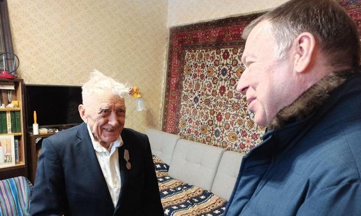 Заместитель полпреда Виктор Дубенецкий снова посетил ветерана Великой Отечественной войны Сергея Борисовича Терехова