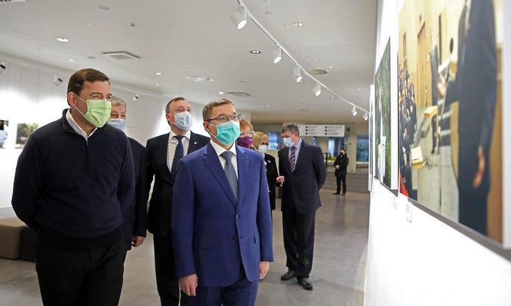 Церемониия возложения цветов к мемориалу первого Президента России Бориса Ельцина
