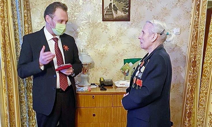 Заместитель полпреда Борис Кириллов вручил юбилейные медали «75 лет Победы в Великой Отечественной войне 1941-1945 г.г.» труженикам тыла